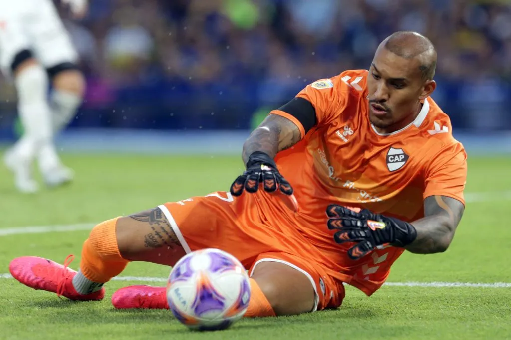 Ignacio Arce en acción por Platense. El ex arquero de Unión La Calera fue detenido por violencia de género en contra de su pareja. (Daniel Jayo/Getty Images)