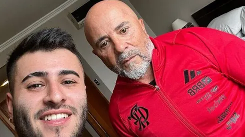 Jorge Sampaoli con Ale Barber King, en el trabajo de su look para el partido del Flamengo.