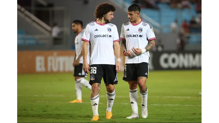 Alan Saldivia y Maximiliano Falcón dialogan en el partido que Colo Colo empató 1-1 con Monagas en Venezuela.