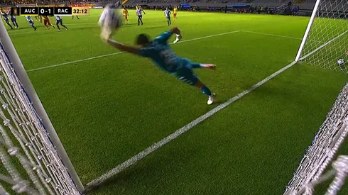 La insólita carambola de Arias en Racing contra Aucas.