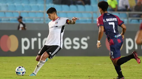 Esteban Pavez intenta un remate en la igualdad 1-1 que Colo Colo rescató ante Monagas en Venezuela por la 4° fecha del Grupo F en la Copa Libertadores.