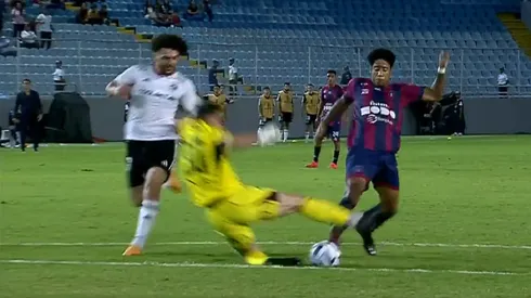 Fernando de Paul se fue expulsado por esta patada en el Monagas vs. Colo Colo. Todo comenzó por un error de Maximiliano Falcón.