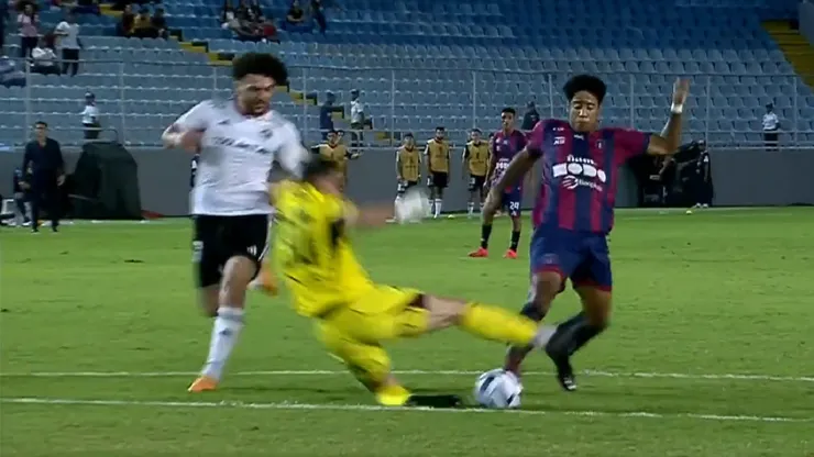 Fernando de Paul se fue expulsado por esta patada en el Monagas vs. Colo Colo. Todo comenzó por un error de Maximiliano Falcón.