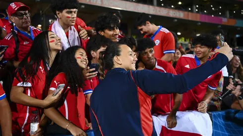 AUCKLAND, NEW ZEALAND - FEBRUARY 17: Christiane Endler of Chile poses with fans during the International Friendly match between Argentina and Chile as part of the 2023 FIFA World Cup Play Off Tournament at North Harbour Stadium on February 17, 2023 in Auckland, New Zealand. (Photo by Hannah Peters - FIFA/FIFA via Getty Images)