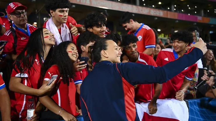 AUCKLAND, NEW ZEALAND - FEBRUARY 17: Christiane Endler of Chile poses with fans during the International Friendly match between Argentina and Chile as part of the 2023 FIFA World Cup Play Off Tournament at North Harbour Stadium on February 17, 2023 in Auckland, New Zealand. (Photo by Hannah Peters - FIFA/FIFA via Getty Images)