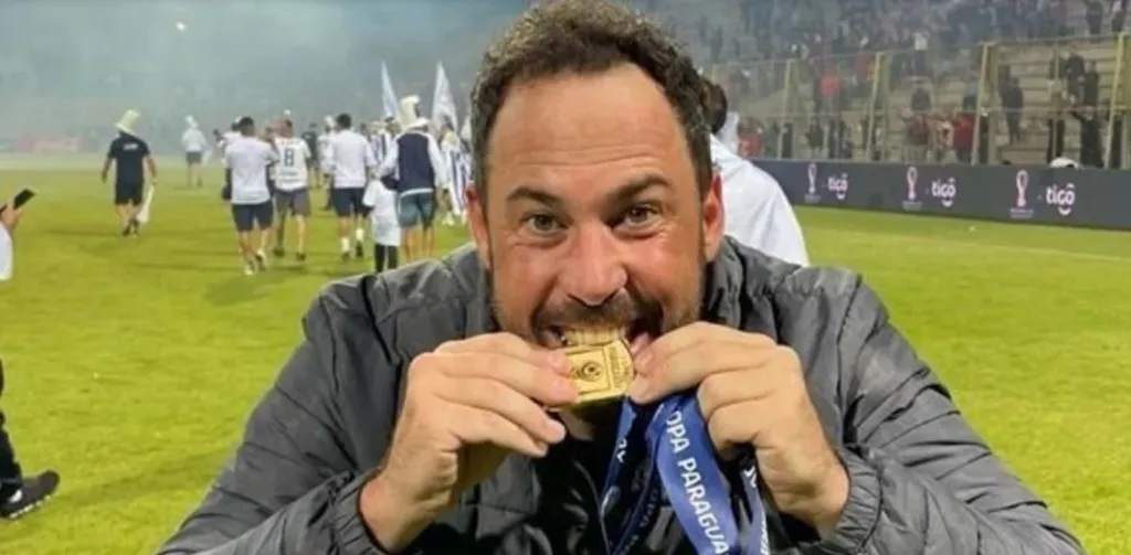 Juan Pablo Pumpido posa con la medalla de la Copa Paraguay que conquistó junto al Sportivo Ameliano. (El Litoral).