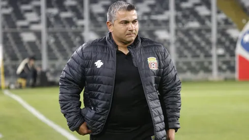 Damián Muñoz terminó su ciclo como DT de Curicó Unido. La directiva albirroja tiene un argentino que dirige en Paraguay en los planes.