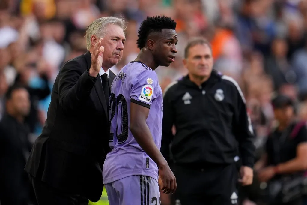 Carlo Ancelotti le dio su respaldo absoluto a Vinícius Júnior por el inaceptable racismo del que fue víctima el crack del Real Madrid en el estadio Mestalla. (Aitor Alcalde/Getty Images)