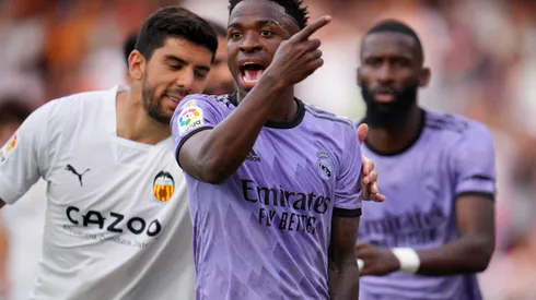 Vinícius Júnior y parte de la reacción que tuvo por el impresentable racismo de algunos hinchas del Valencia.