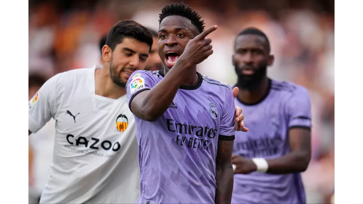 Vinícius Júnior y parte de la reacción que tuvo por el impresentable racismo de algunos hinchas del Valencia.