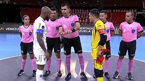 El árbitro chileno le puso otro toque al cara o sello con los capitanes.