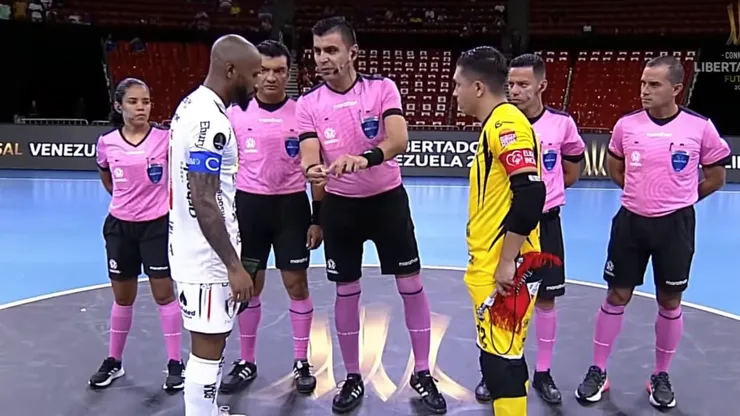 El árbitro chileno le puso otro toque al cara o sello con los capitanes.