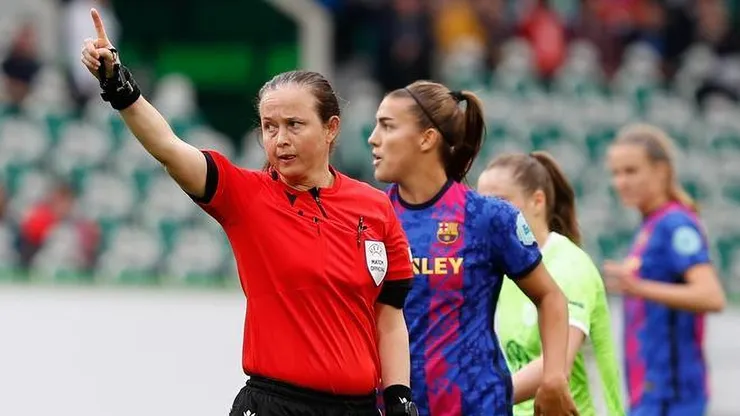 La árbitra galesa ya dirigió al Barcelona ante Wolfsburgo en semifinales de vuelta en la Champions de la temporada pasada.