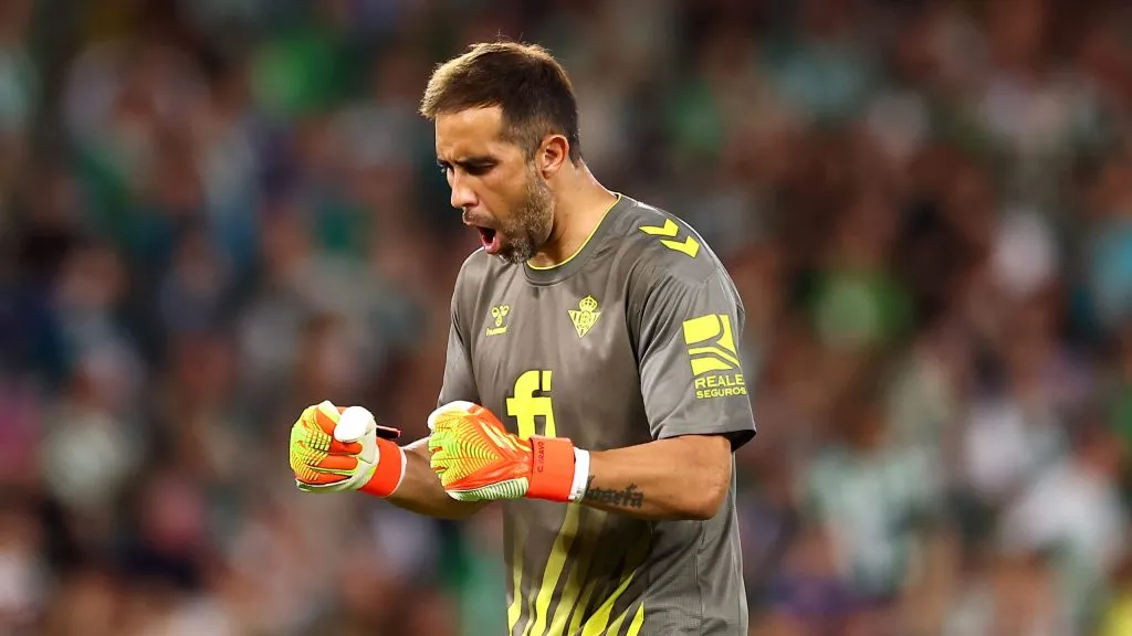 Claudio Bravo jugó un partidazo en el Betis y se gana los elogios de la prensa española. Foto: IMAGO.