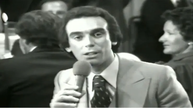 César Antonio Santis.