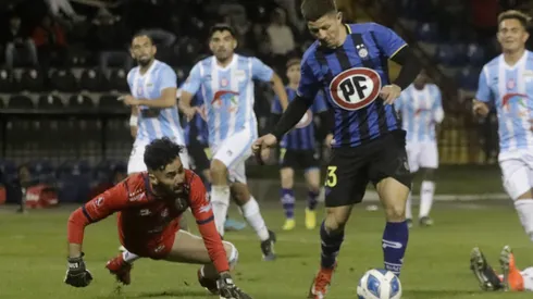 El líder Huachipato y el colista Magallanes se ponen al día en un duelo clave. Foto: Photosport.