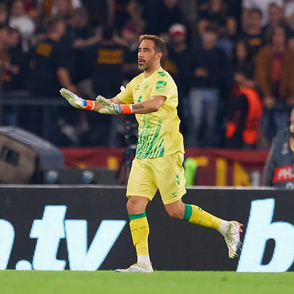 Claudio Bravo fue figura en el Betis ante Sevilla (Foto: Getty)