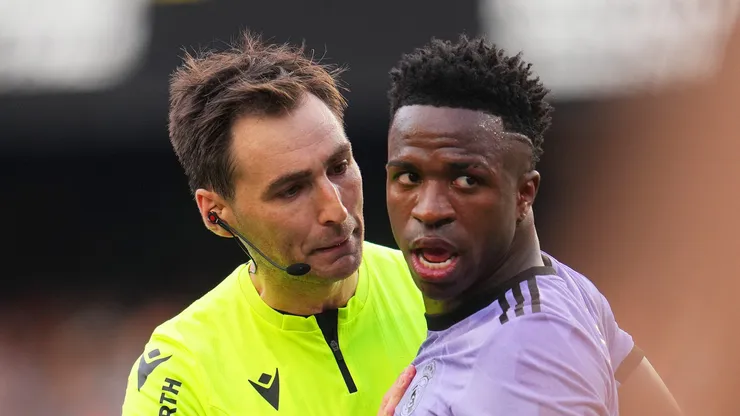 Vinícius Junior terminó expulsado en la visita al Valencia.