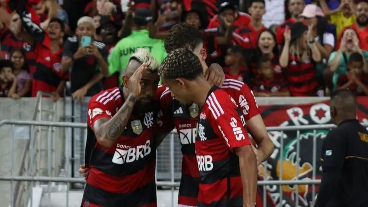 Aruturo Vidal celebra junto a sus compañeros tras el gol del triunfo.