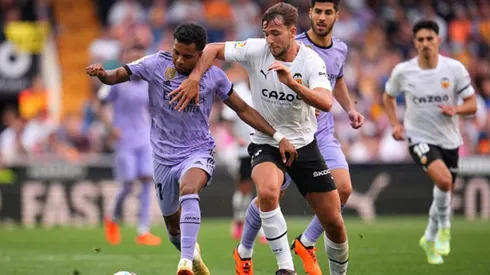 Valencia derrotó al Real Madrid por la mínima y, además, provocó que los merengues fueran desplazados del segundo lugar por el Atlético de Madrid.