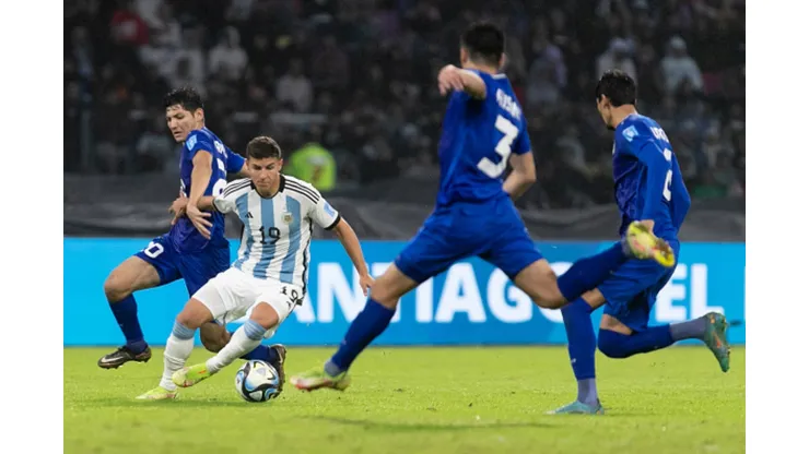 Argentina comenzó con el pie derecho en el Mundial cuya sede ganó gracias a la baja de Indonesia | Foto: Gaspafotos/MB Media/Getty Images