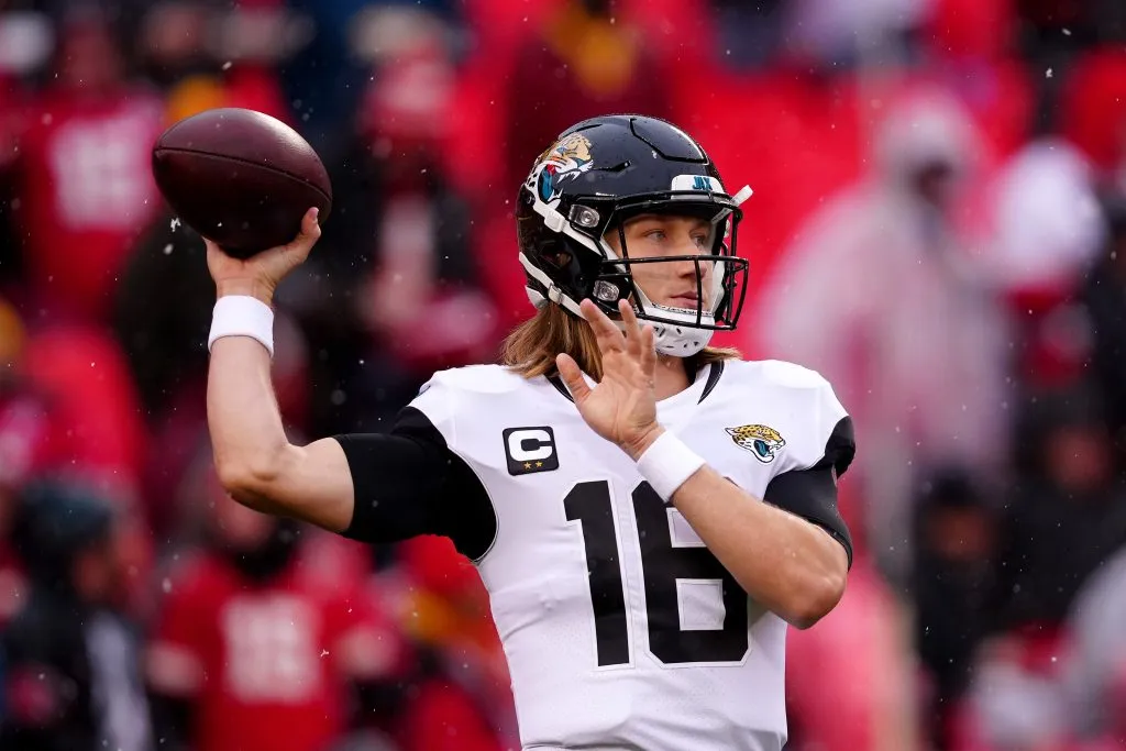 Sammis Reyes recibirá pases de Trevor Lawrence, uno de los QB con más futuro actualmente en la NFL. | Foto: Getty Images.
