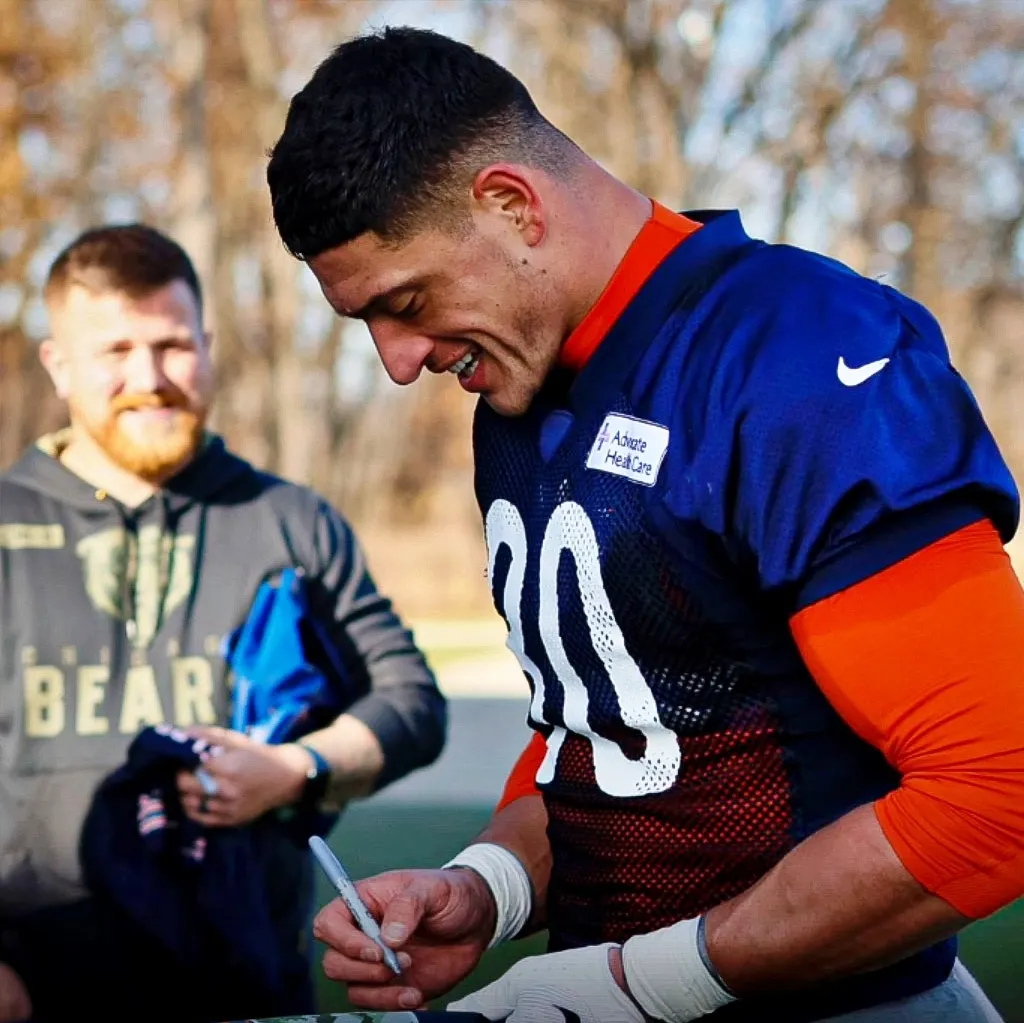 El chileno Sammis Reyes estuvo durante el 2022 en los Chicago Bears tras salir de Washington producto de una lesión. | Foto: Bears.