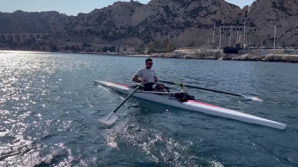 Alexis Sánchez practicando el remo en las orillas del Mediterráneo en el lente de Kenotrotamundos. Foto: Kenotrotamundos en RedGol.
