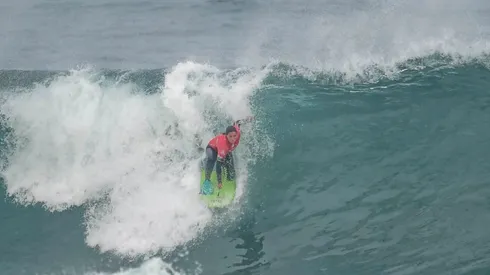 La estadounidense es la primera mujer en competir con "la rodilla en la tabla".