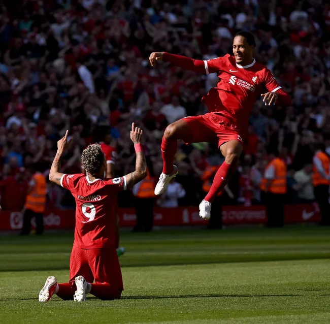 Roberto Firmino se despidió de Anfield con un agónico gol ante Aston Villa. | Foto: Liverpool.