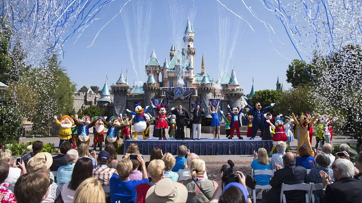 Esto cuesta ir a Disneyland desde Chile