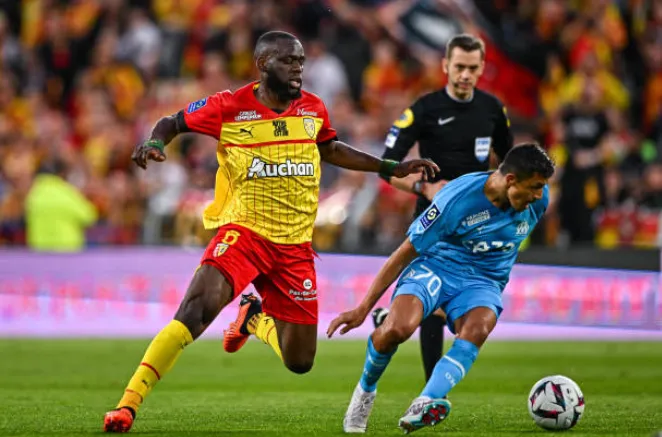 Alexis Sánchez juega por el Olympique de Marsella ante el Lens. (Getty Images).