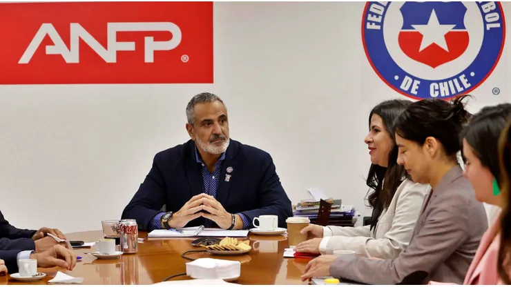 Pablo Milad en una reunión de hace algunas semanas con la propia ministra Orellana.