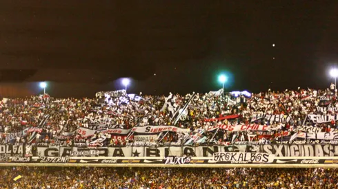 Los hinchas de Colo Colo presentes en La Bombonera para la Copa Libertadores del 2008.