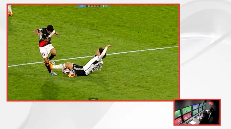 El VAR acusó una jugada de juego brusco, lo que puede costarle caro a Maximiliano Falcón. Foto: YouTube.