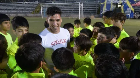 Marcelino Núñez visita niños de Deportes Colina