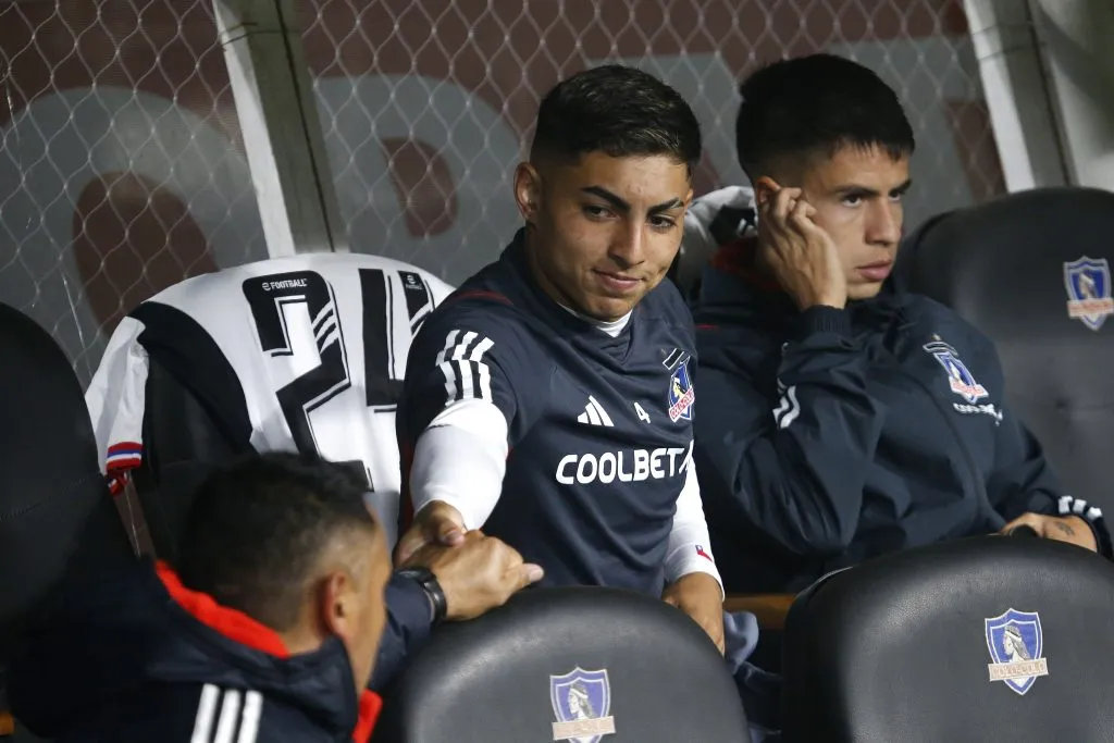 Jordhy Thompson en el banco de suplentes de Colo Colo. A su lado está Matías Moya. (Javier Salvo/Photosport).