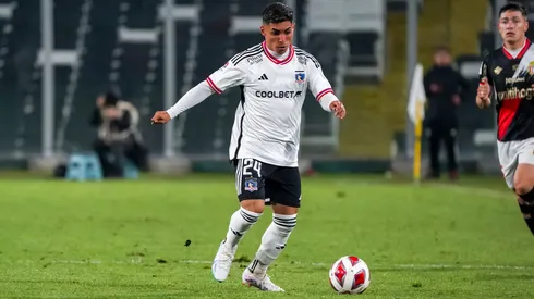 Jordhy Thompson conduce la pelota. Gustavo Quinteros recurrió a él en la derrota de Colo Colo vs. Curicó Unido.