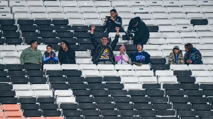 Colo Colo juega a puertas cerradas, pero con tres hinchas ilustres ante Curicó.