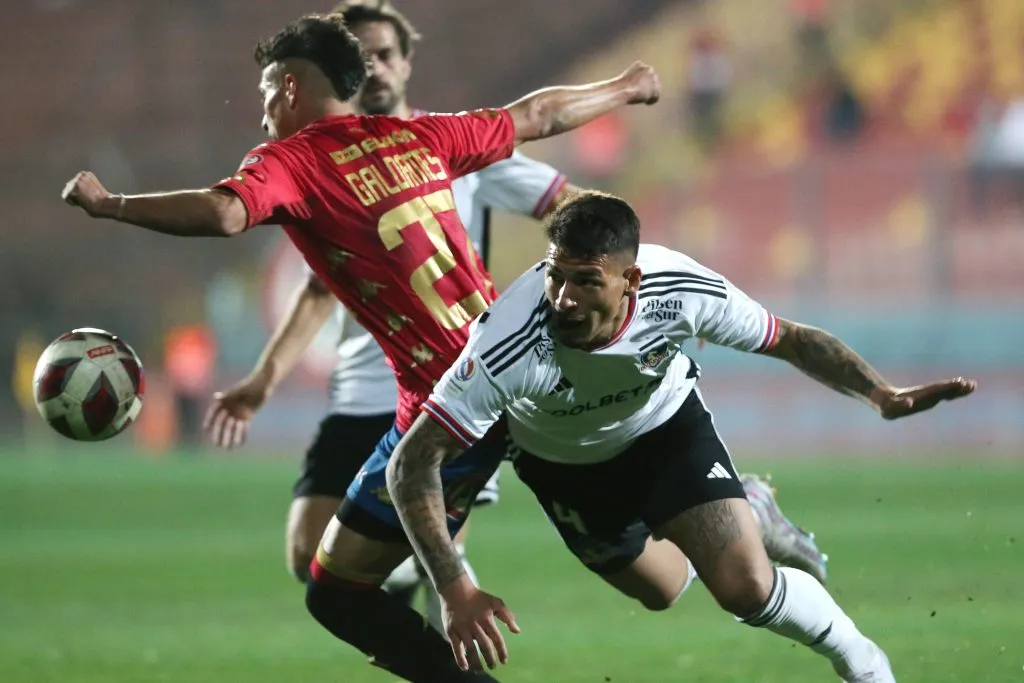 Alan Saldivia lucha un balón ante Benjamín Galdames. (Jonnathan Oyarzún/Photosport).