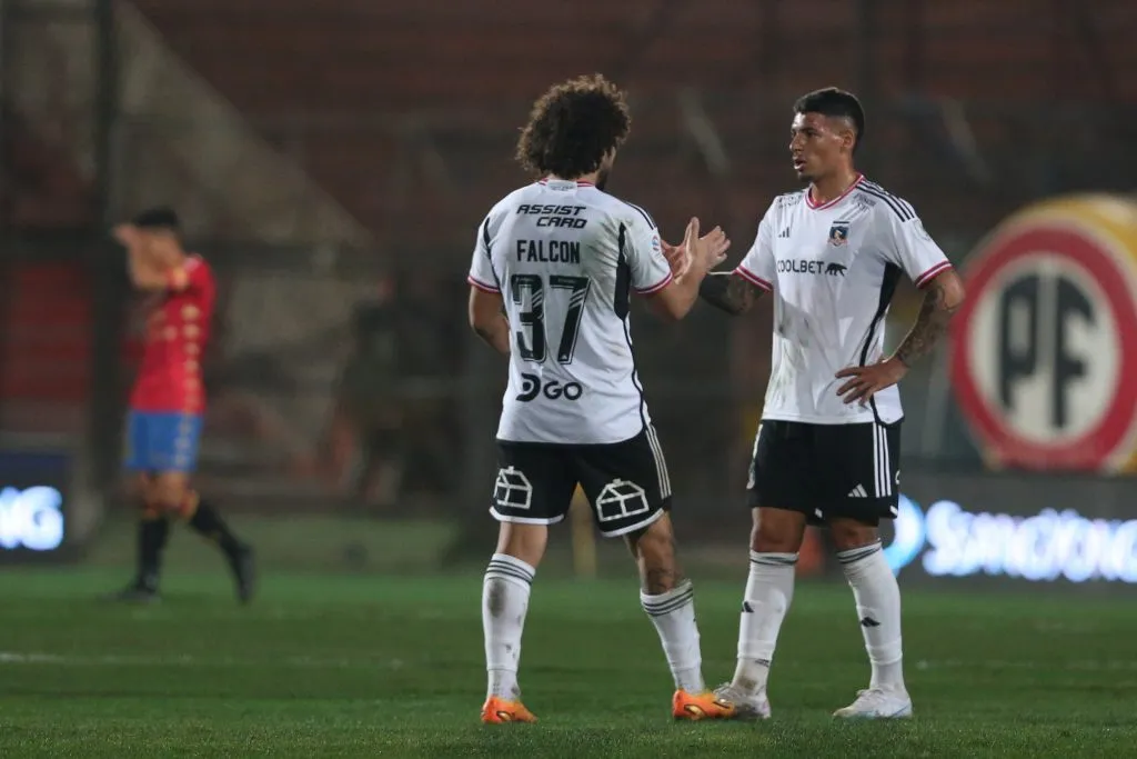 Maximiliano Falcón junto a Alan Saldivia, dos defensas uruguayos de Colo Colo. Ambos serán titulares frente a Curicó Unido. (Jonnathan Oyarzún/Photosport).