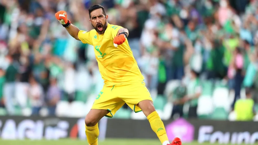 Claudio Bravo puede volver a jugar con el Betis en Europa League. Foto: IMAGO.