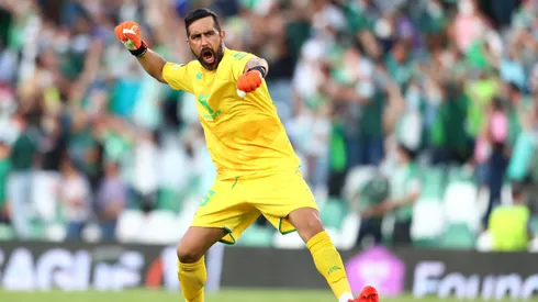Claudio Bravo no se complica con la renovación en el Real Betis.