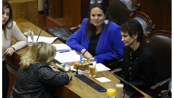Diputada le regala torta a ministra Tohá