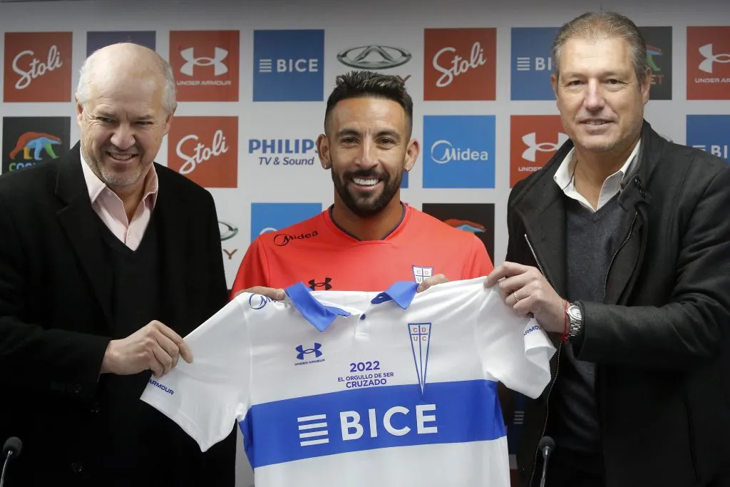 Juan Tagle junto a Mauricio Isla en su presentación en Universidad Católica el pasado 23 de junio del 2022. | Foto: Photosport.