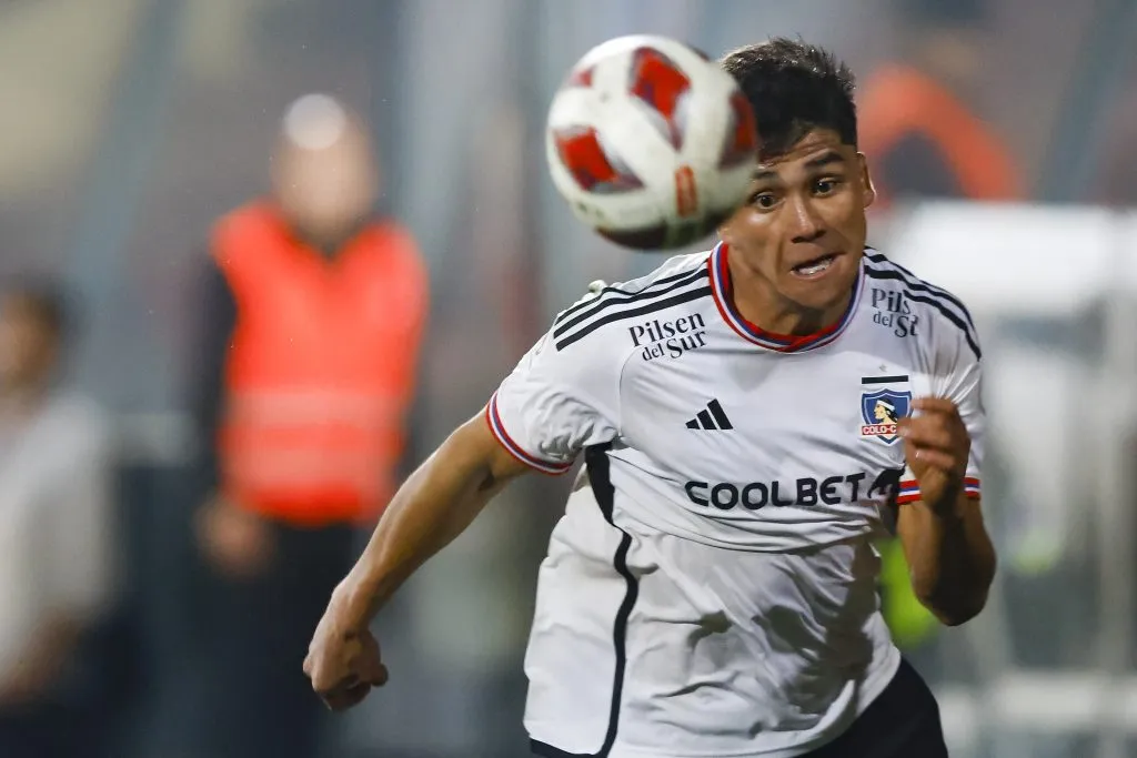 Damián Pizarro en acción frente a Unión Española. ¿Se irá de Colo Colo? (Felipe Zanca/Photosport).