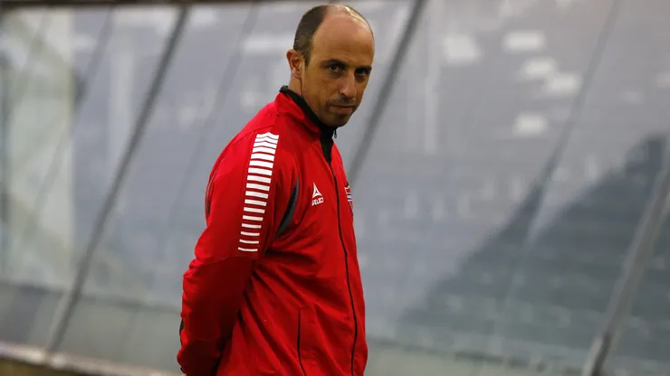 Futbol, Colo Colo v Nublense. Copa Chile 2016 El entrenador de Nublense Hugo Pablo Abraham, dirige a sus jugadores durante el partido contra Colo Colo por Copa Chile en el estadio Monumental. Santiago, Chile. 17/07/2016 Paul Plaza/Photosport************** Football, Colo Colo v Nublense. Copa Chile 2016. Nublense`s head coach Hugo Gonzalez, gives interacts to his players during Copa Chile football match against Colo Colo at Monumental stadium in Santiago, Chile. 17/07/2016 Paul Plaza/Photosport