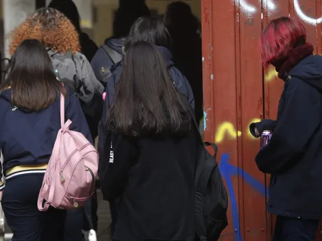 ¿Cuál es el bono de más de $75 mil por buen rendimiento escolar?