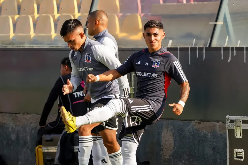 Jordhy Thompson en el calentamiento del duelo entre Colo Colo y la UC. No ingresó ese día. (Guille Salazar/RedGol).