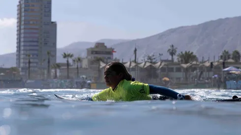 Matilda Bultó, al igual que su hermana Isidora, es una destacada surfer a su corta edad.